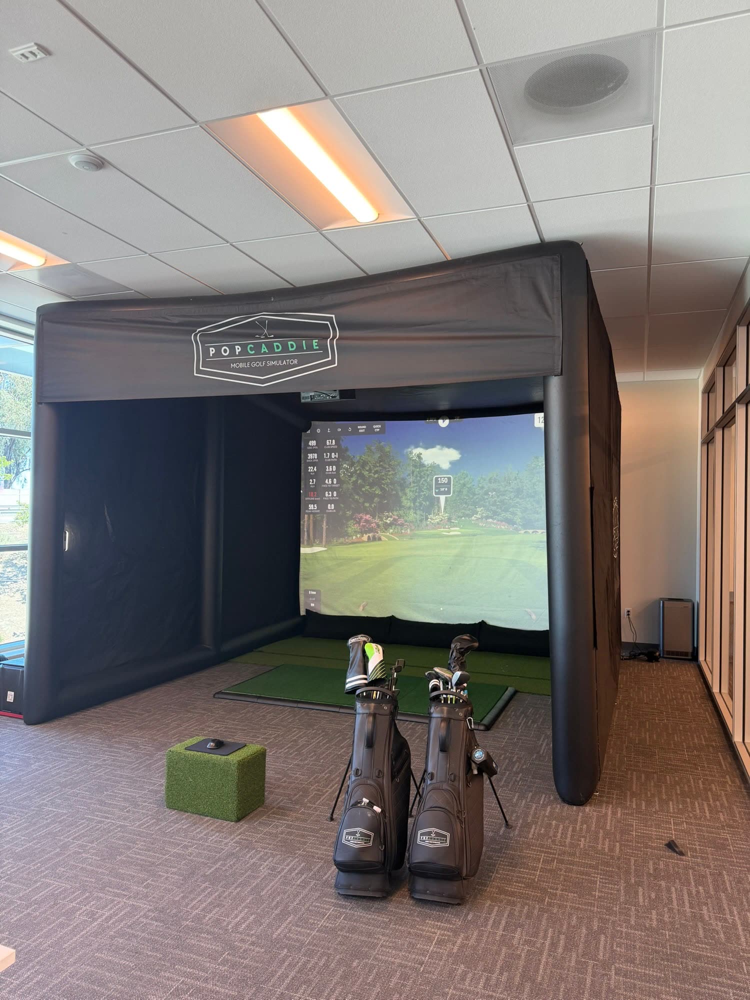 Simulador de golf montado en una oficina (evento de PopCaddie)