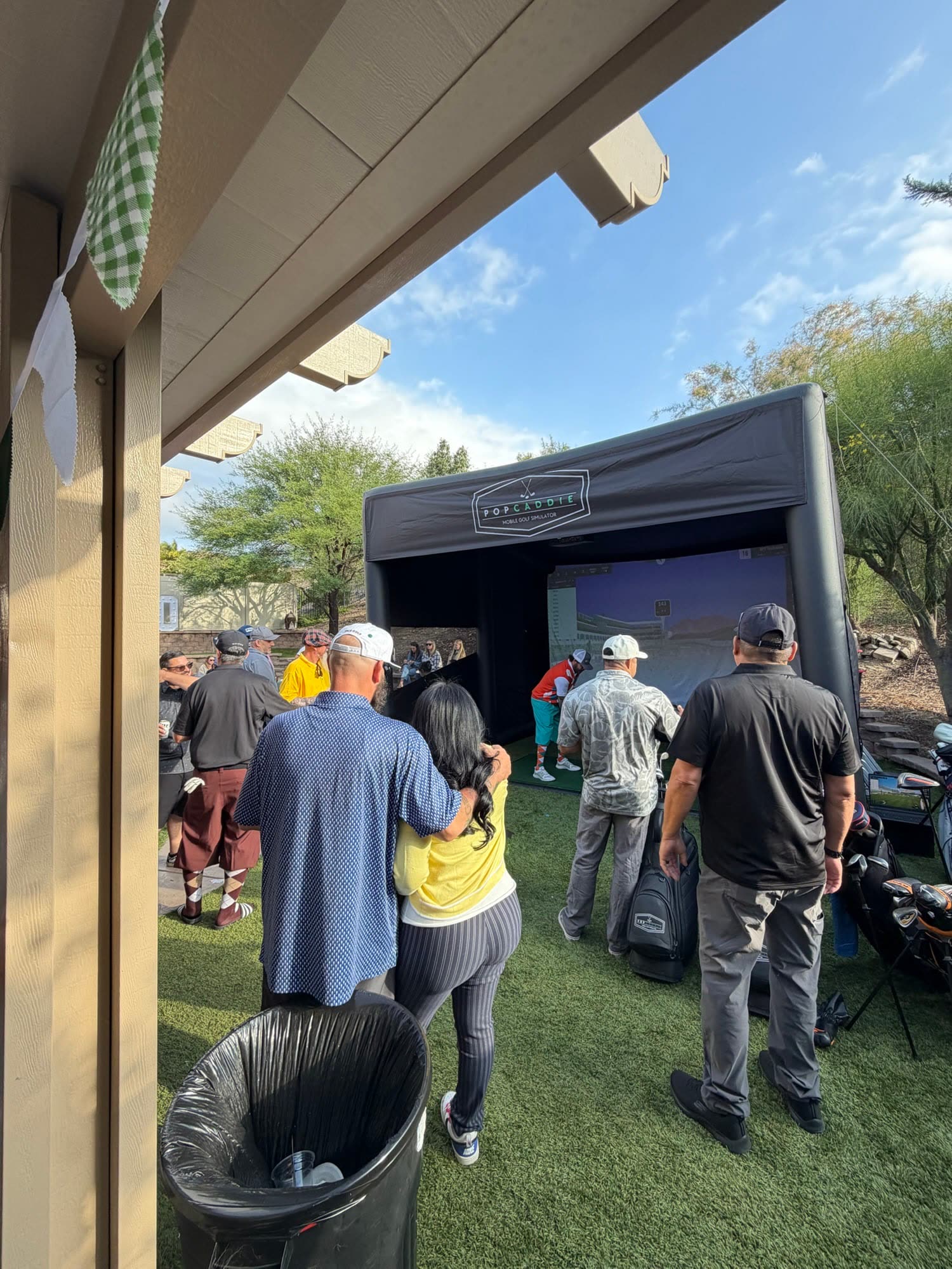 Público alrededor del simulador de golf en un evento al aire libre (evento de PopCaddie)