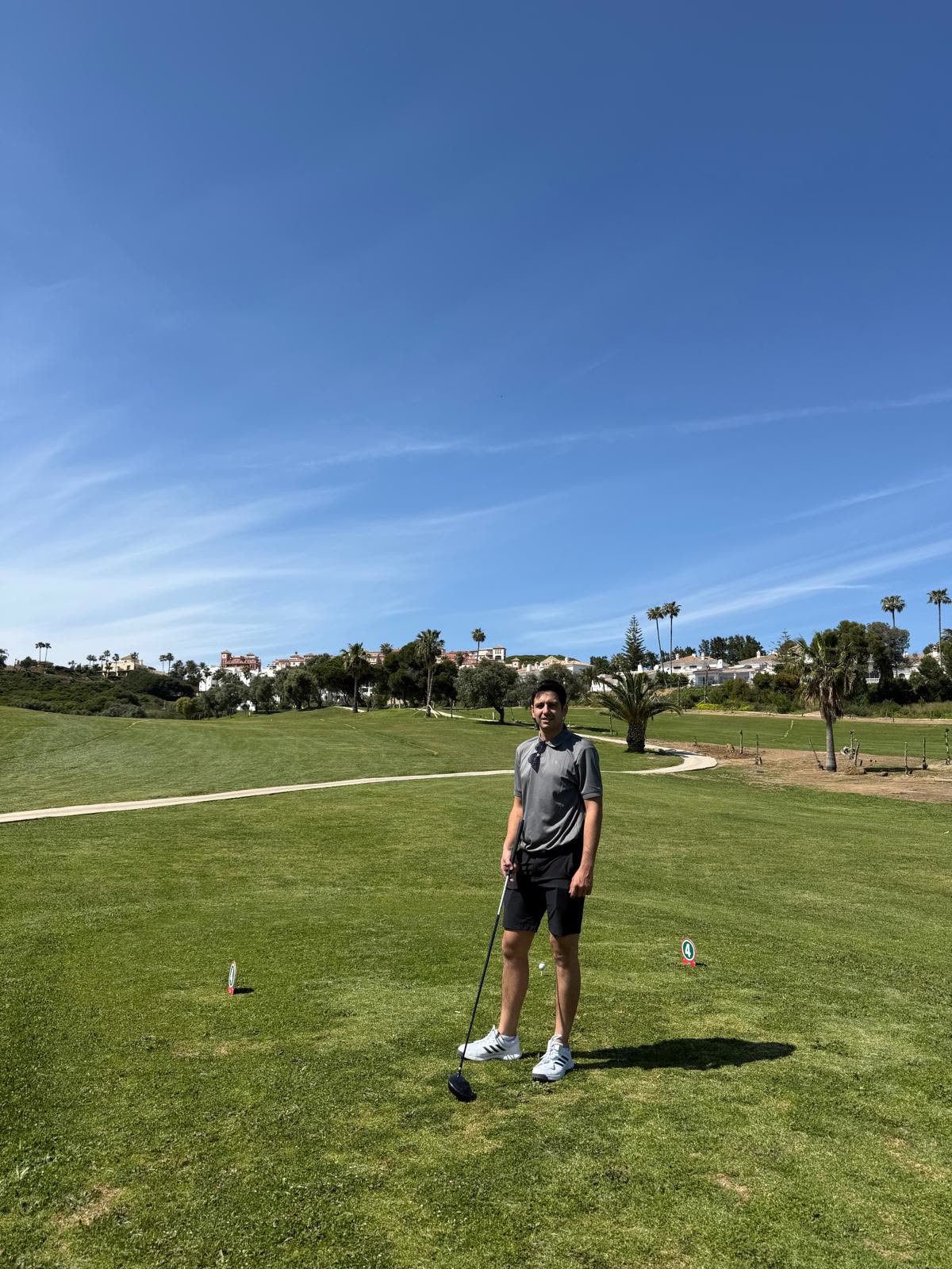 David en el tee de un campo de la Costa del Sol